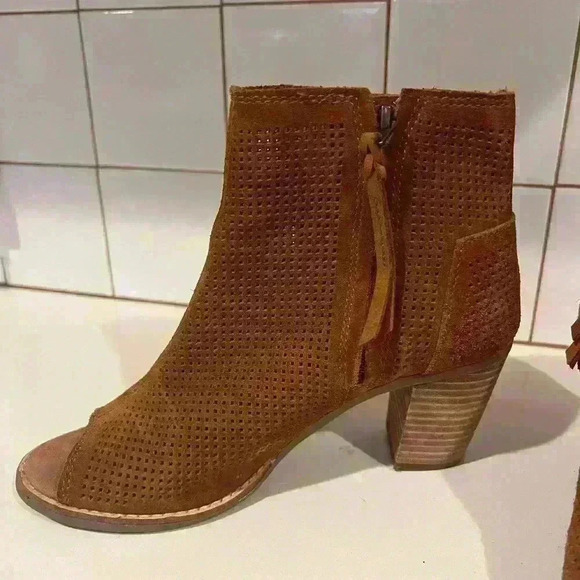 Tom’s Brown perforated Majorca tan suede peep toe Bootie- Size 6.5- EUC - Picture 3 of 5